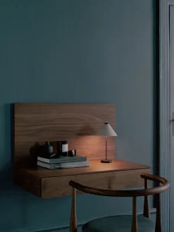 Tana Wall Mounted Desk, oak fra New Works