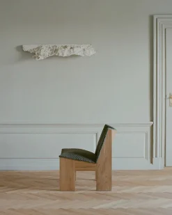 Tenon Lounge Chair, fumed oak fra New Works