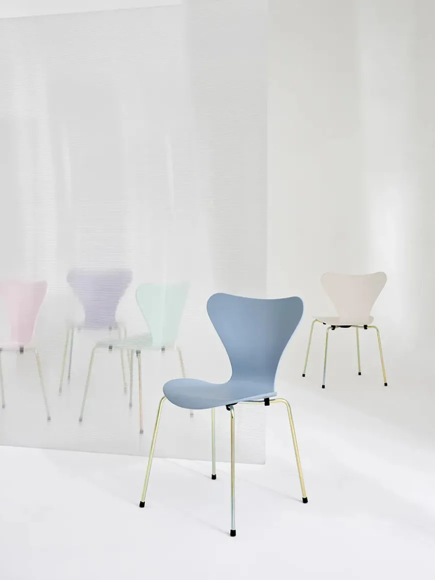 70th Anniversary Edition 3107 Spisebordsstol, 7:14 AM Blue af Arne Jacobsen