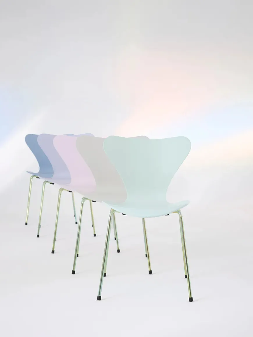 70th Anniversary Edition 3107 Spisebordsstol, 7:14 AM Blue af Arne Jacobsen