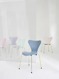 70th Anniversary Edition 3107 Spisebordsstol, 7:14 AM Beige af Arne Jacobsen