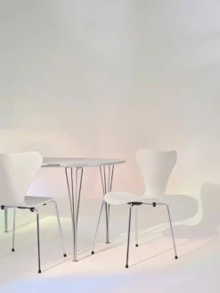 70th Anniversary Edition 3107 Spisebordsstol, 7:14 AM Green af Arne Jacobsen