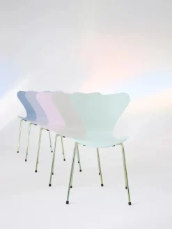 70th Anniversary Edition 3107 Spisebordsstol, 7:14 AM Green af Arne Jacobsen