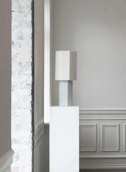 The Eight Over Eight Lamp Small, white marble fra Louise Roe
