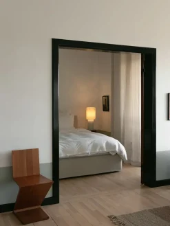 The Eight Over Eight Lamp Small, white marble fra Louise Roe