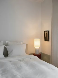 The Eight Over Eight Lamp Small, beige travertine fra Louise Roe