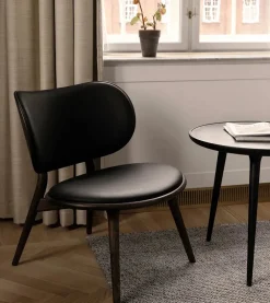 The Lounge Chair, mat lakeret eg med naturfarvet læder fra Mater