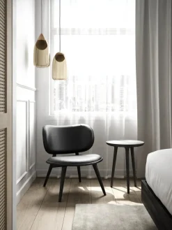 The Lounge Chair, mat lakeret eg med naturfarvet læder fra Mater