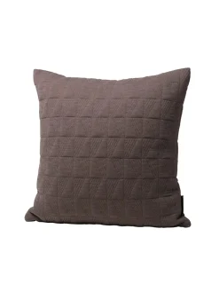 Trapez Pude 50x50 i earth brown af Arne Jacobsen