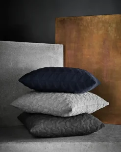 Trapez Pude 50x50 i midnight blue af Arne Jacobsen