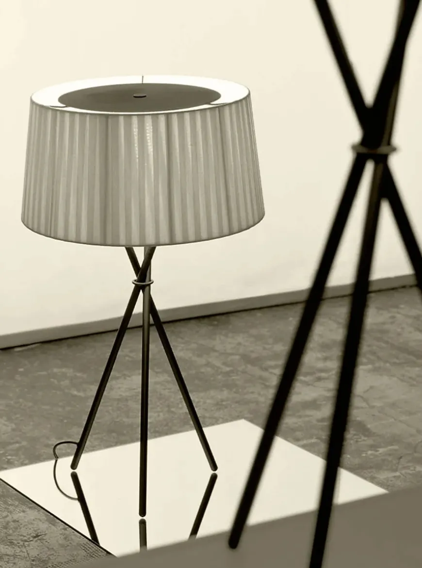 Tripode Bordlampe, mustard fra Santa and Cole