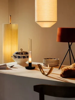 Tripode Bordlampe, red amber fra Santa and Cole