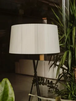 Tripode Gulvlampe fra Santa and Cole, bretona stripe (G5)