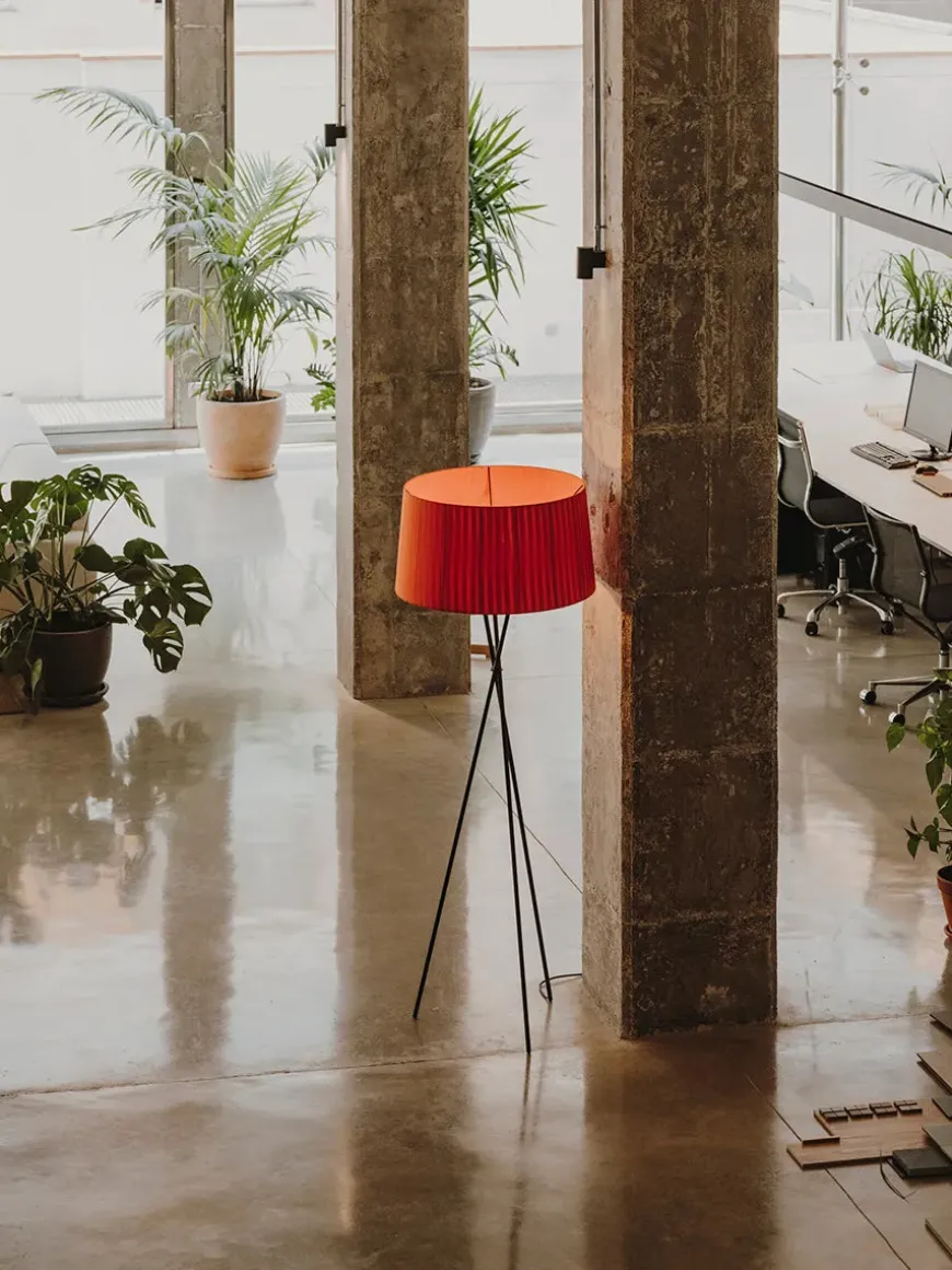 Tripode Gulvlampe fra Santa and Cole, bretona stripe (G5)