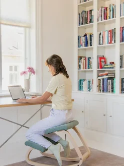 Variable balans stol, dark brown wood/revive 194 fra Variér