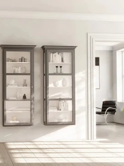 Væghængt Vitrineskab Classic V4, lys grå fra Lindebjerg Design