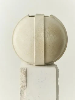 Vinci Vase 01, ivory fra Louise Roe