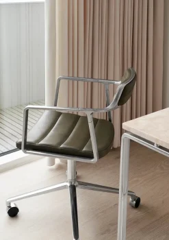 VIPP452 Swivel Chair m/hjul, camel læder fra Vipp