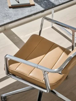 VIPP453 Swivel+ Chair m/hjul, dark sand tekstil fra Vipp