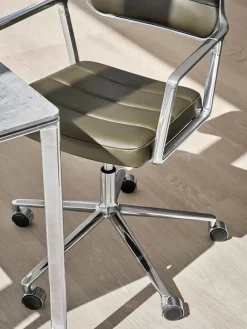 VIPP453 Swivel+ Chair m/sort stel & hjul, sort læder fra Vipp