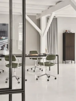 VIPP453 Swivel+ Chair m/sort stel & hjul, sort læder fra Vipp