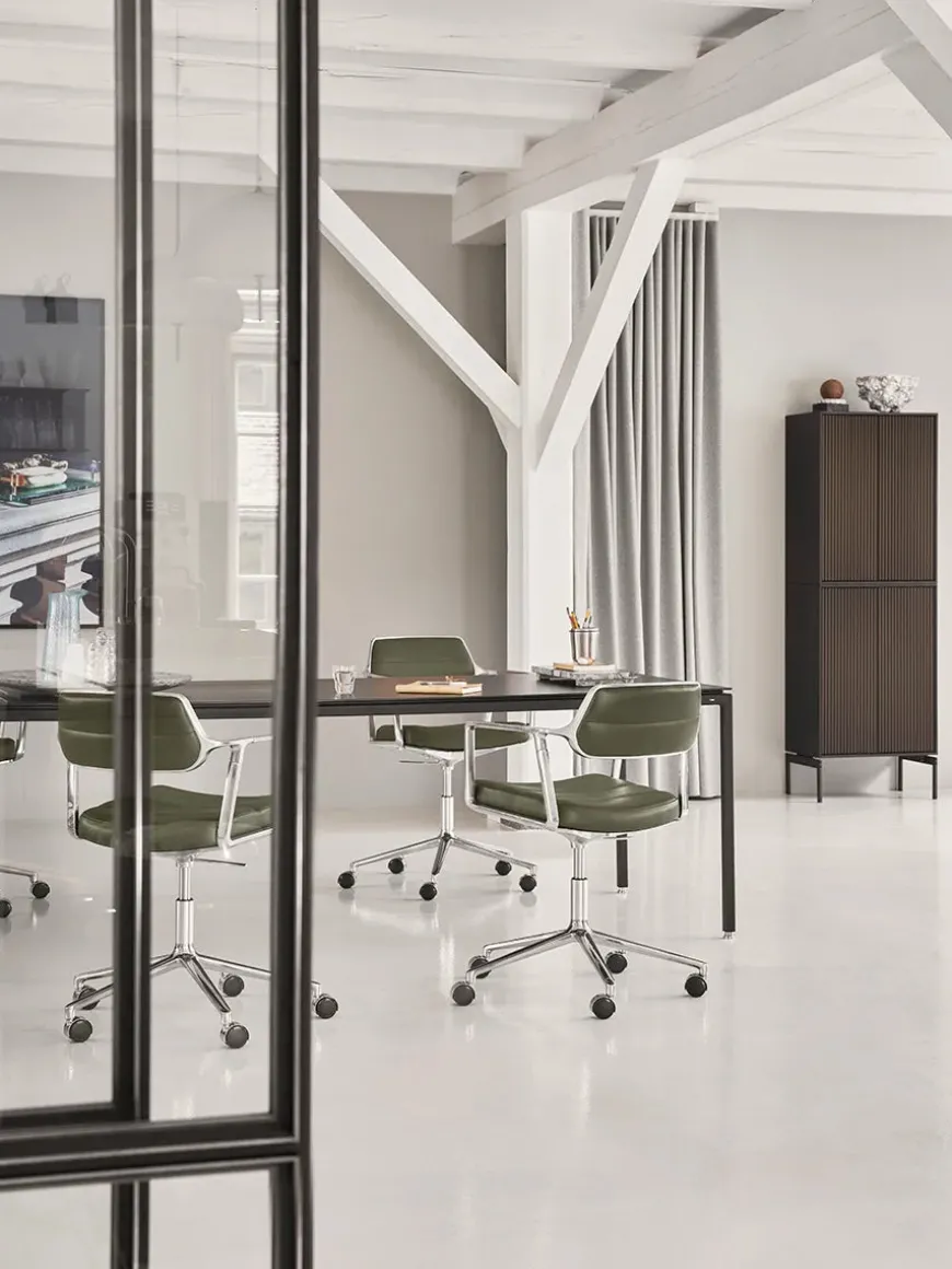 VIPP453 Swivel+ Chair m/sort stel & hjul, sort læder fra Vipp