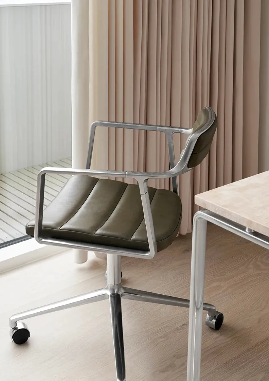 VIPP452 Swivel Chair m/sort stel & hjul, sort læder fra Vipp