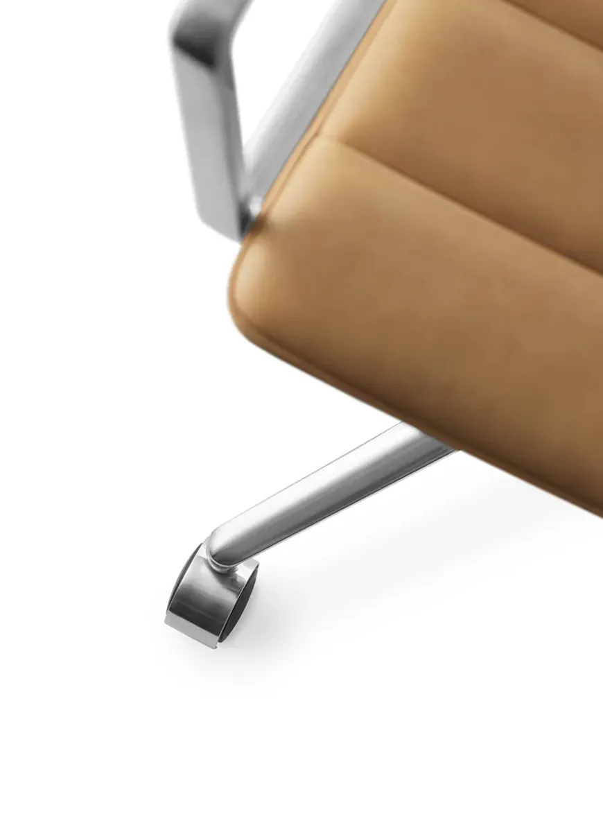 VIPP452 Swivel Chair m/sort stel & hjul, sort læder fra Vipp