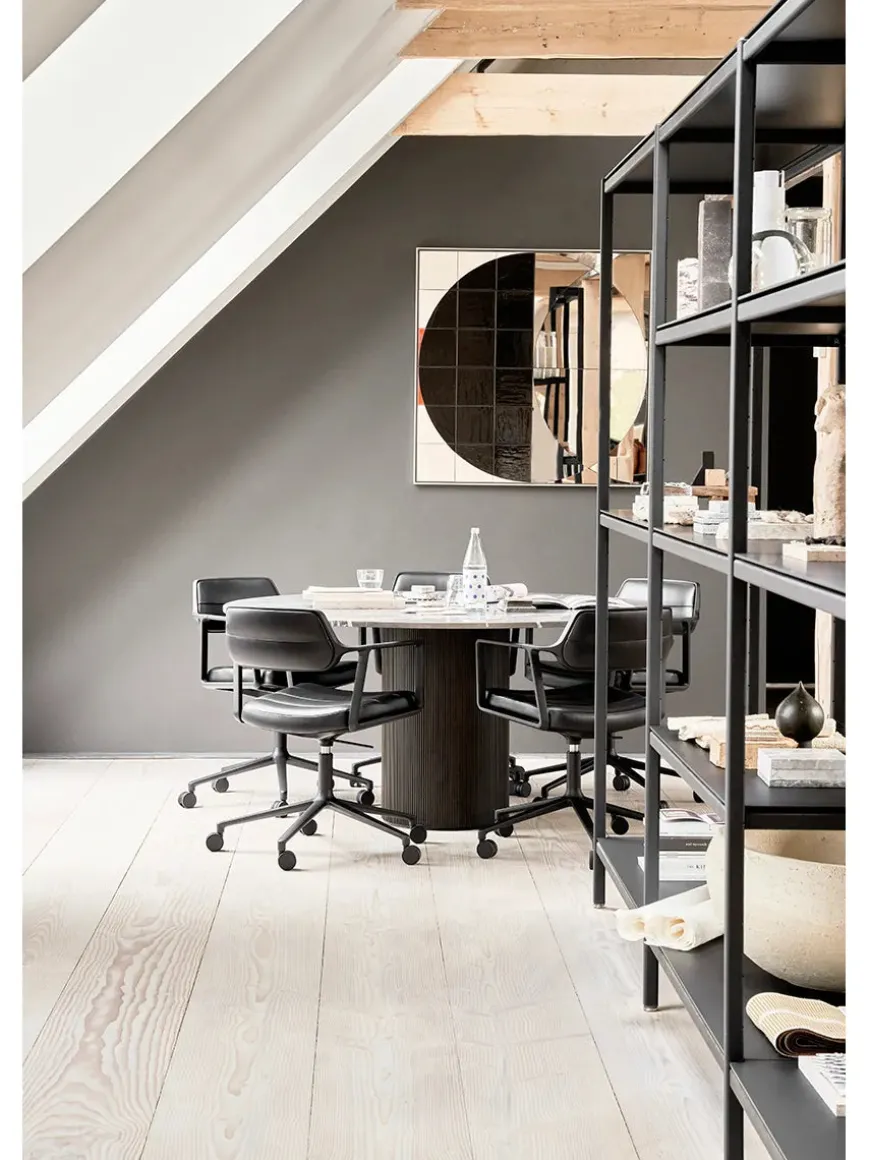 VIPP453 Swivel+ Chair m/sort stel, sort læder fra Vipp