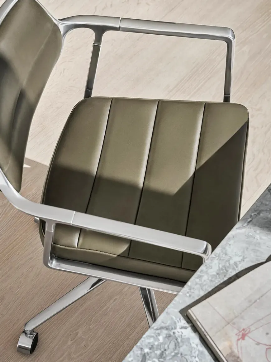 VIPP453 Swivel+ Chair, sort læder fra Vipp