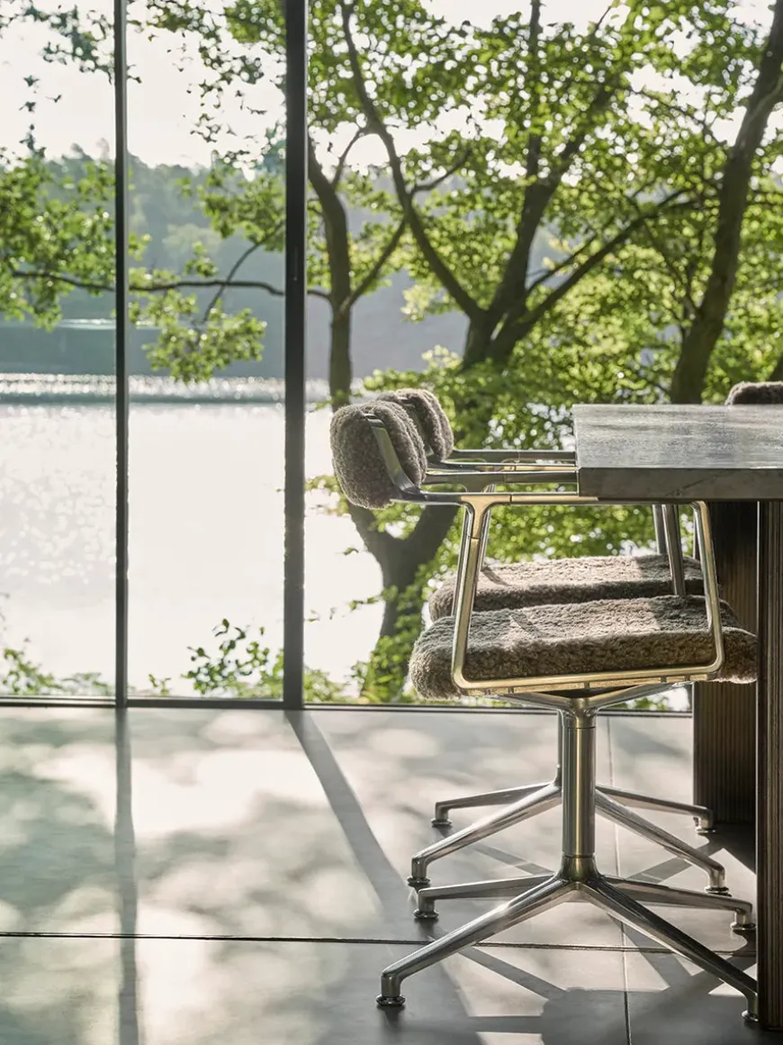 VIPP452 Swivel Chair, sort læder fra Vipp