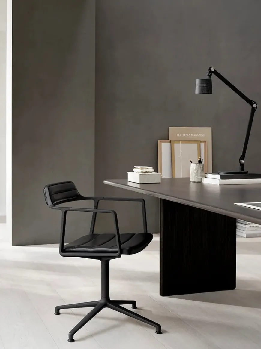 VIPP452 Swivel Chair, sort læder fra Vipp