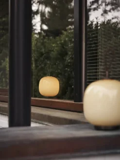 VL45 Radiohus Portable Lamp, pale rose fra Louis Poulsen