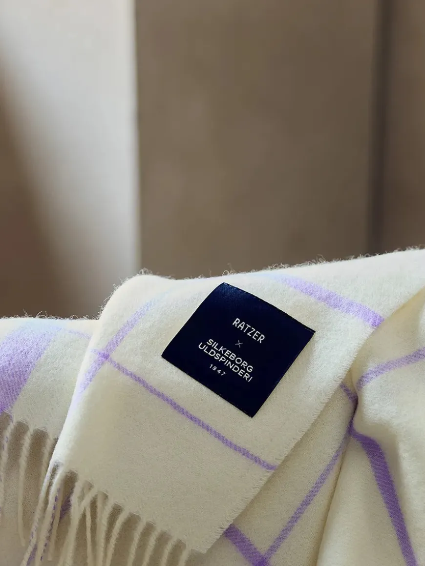 Warp & Weft Plaid, beetroot/midnight fra Silkeborg Uldspinderi