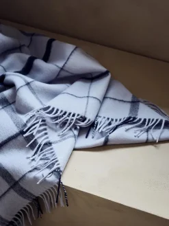 Warp & Weft Plaid, concrete/midnight fra Silkeborg Uldspinderi