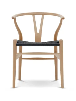 Y-stol CH24, Bøg lak med sort flet af Hans J. Wegner