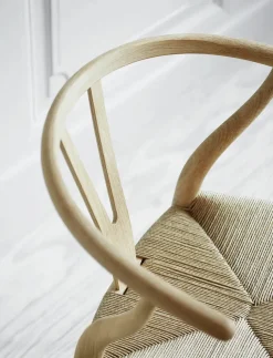 Y-stol CH24, Eg hvidolie af Hans J. Wegner