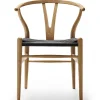 Y-stol CH24, eg olie med sort flet af Hans J. Wegner