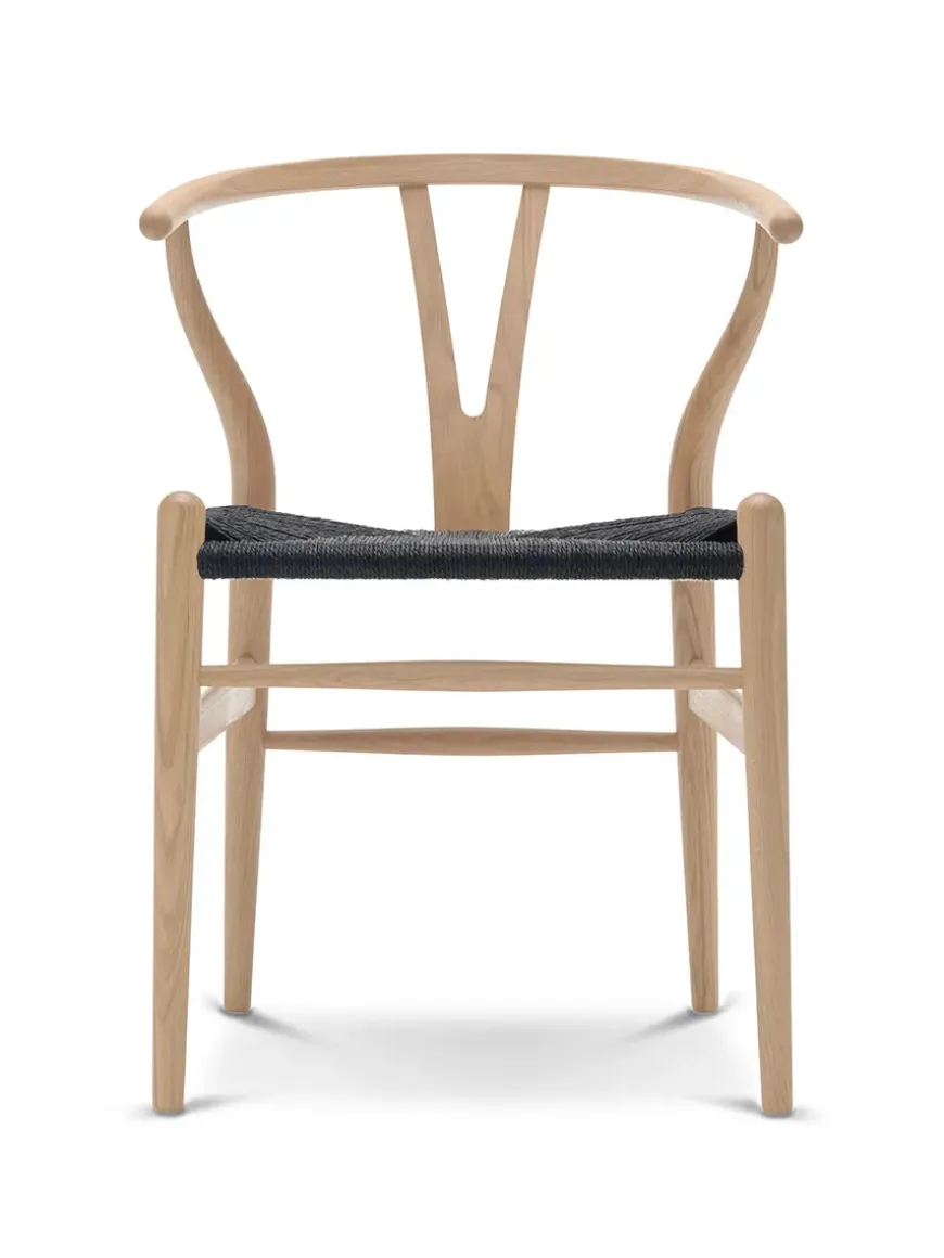 Y-stol CH24, eg olie med sort flet af Hans J. Wegner