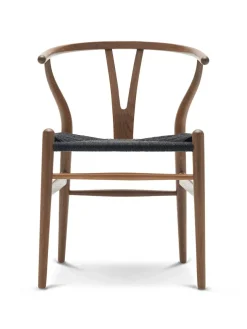 Y-stol CH24, eg olie med sort flet af Hans J. Wegner