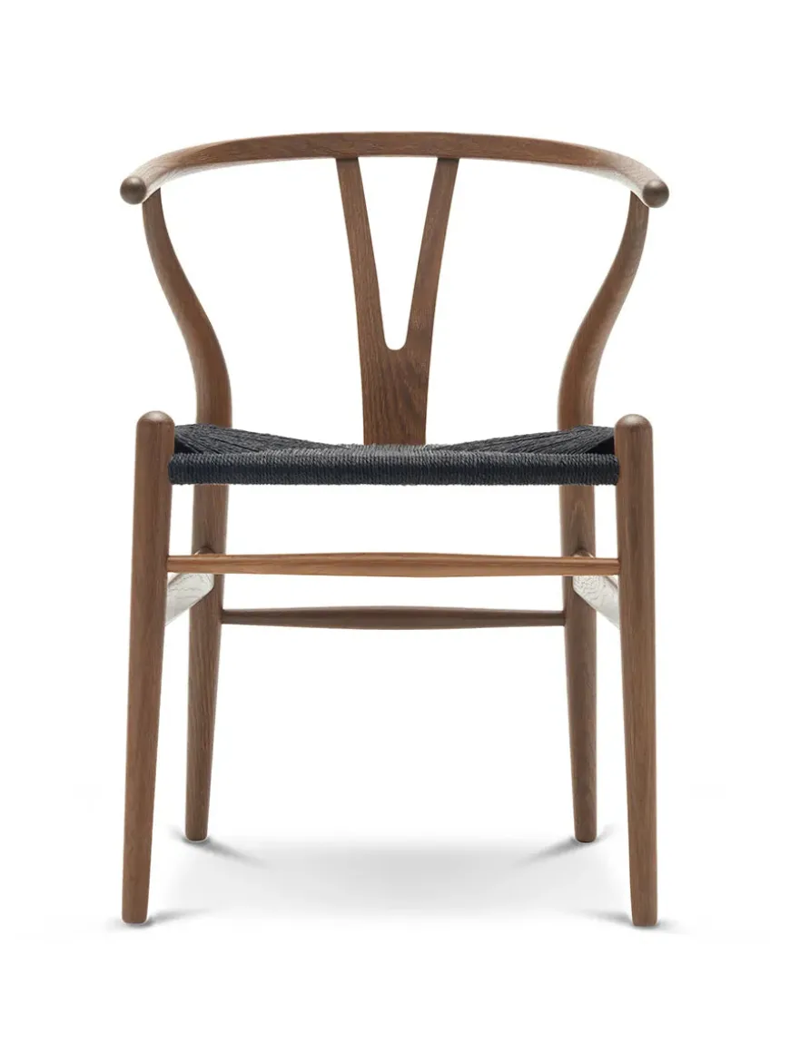Y-stol CH24, eg olie med sort flet af Hans J. Wegner