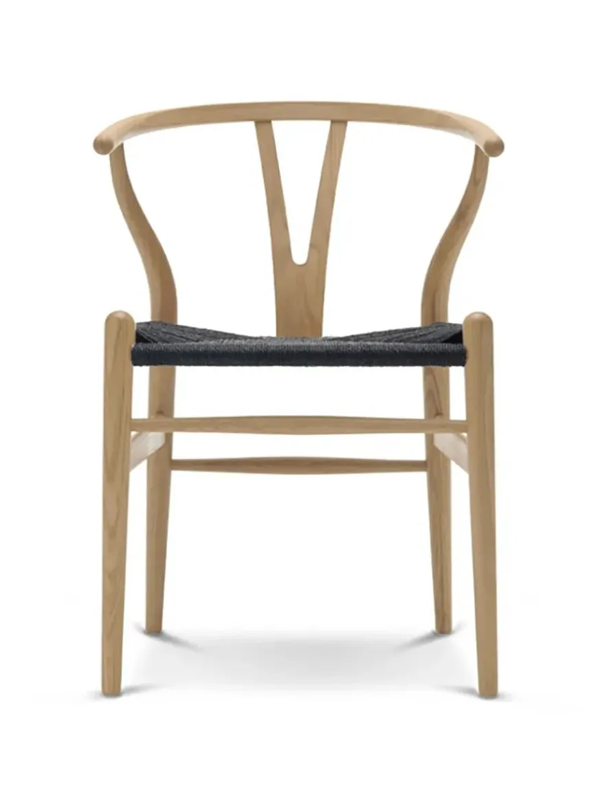 Y-stol CH24, eg olie med sort flet af Hans J. Wegner
