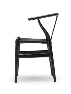 Y-stol CH24, eg olie med sort flet af Hans J. Wegner