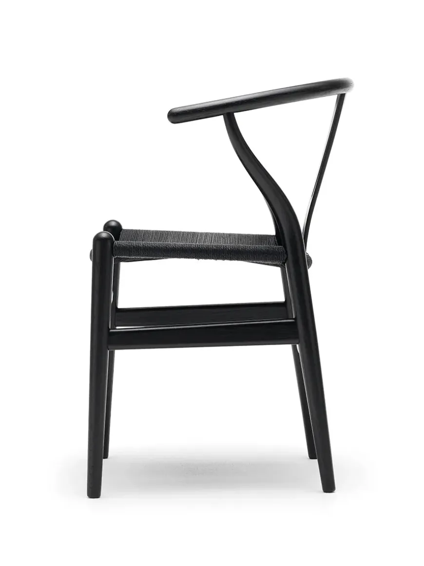 Y-stol CH24, eg olie med sort flet af Hans J. Wegner