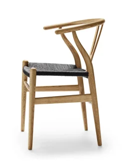 Y-stol CH24, Eg røget olie med sort flet af Hans J. Wegner