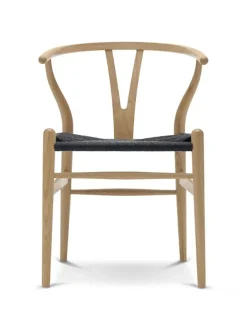 Y-stol CH24, Eg sæbe med sort flet af Hans J. Wegner