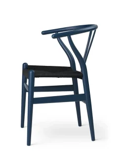 Y-stol CH24 Soft Blue med sort flet af Hans J. Wegner