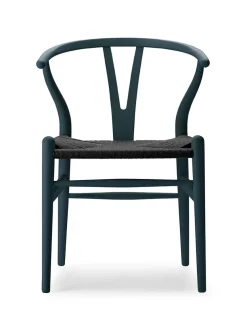 Y-stol CH24 Soft Blue med sort flet af Hans J. Wegner