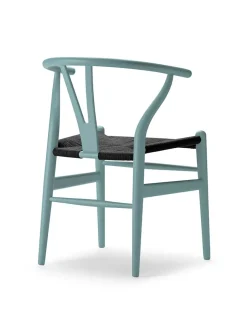 Y-stol CH24 Soft Blue med sort flet af Hans J. Wegner