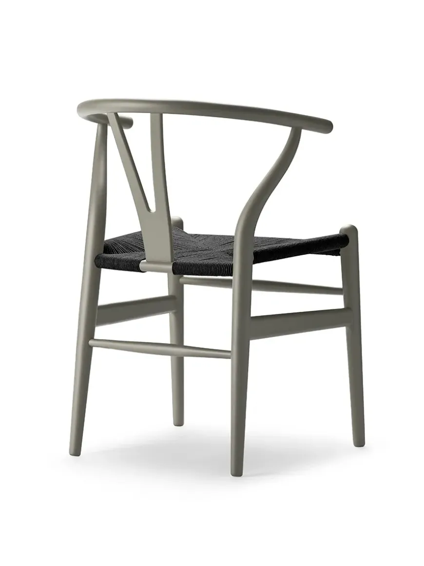 Y-stol CH24 Soft Silver Grey med sort flet af Hans J. Wegner